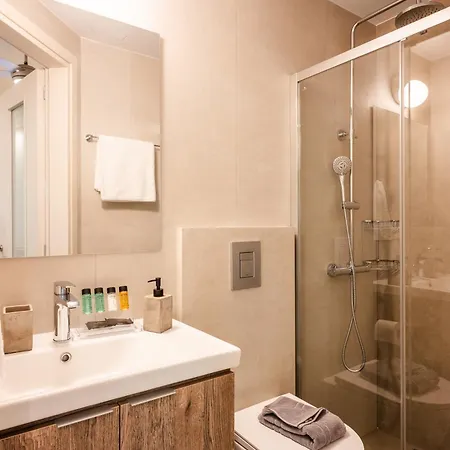 Clio - Newly Renovated With Parking Apartment